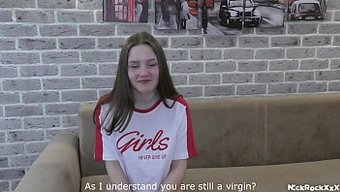 年轻女孩第一次体验舔...