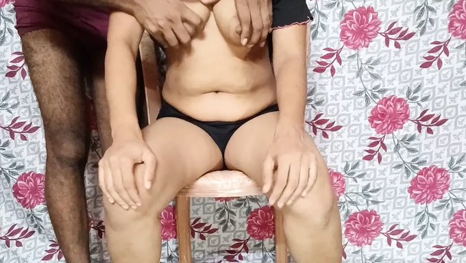 成熟的印度妻子实现了她的愿望,在铁杆牛仔女孩中与丈夫做爱