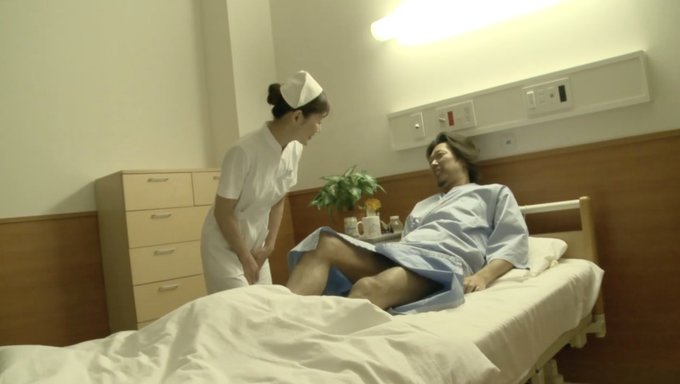 瘦小的日本护士口交并在工作中被操