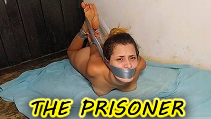 18岁的拉丁美女在bdsm地下室被绑住并被堵上嘴