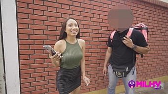 纹身的拉丁美女在公共...
