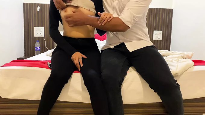 印度女人享受与她的伴侣的深喉和铁杆性爱
