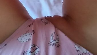 女孩用手指自慰到高潮...