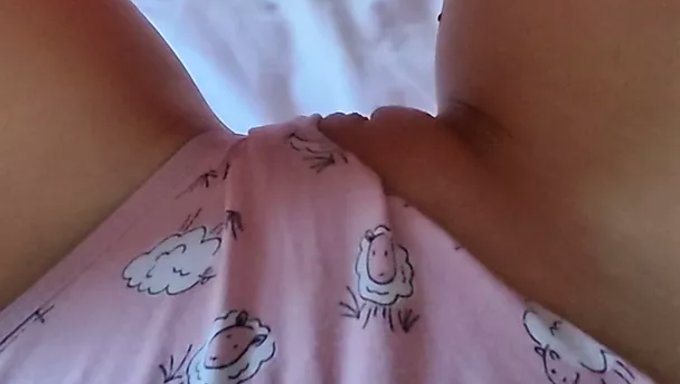 女孩用手指自慰到高潮的自制视频
