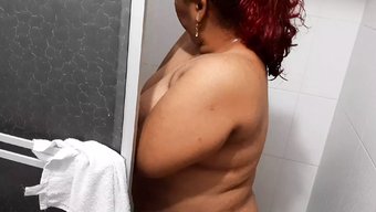 熟女和年轻女子在自制...