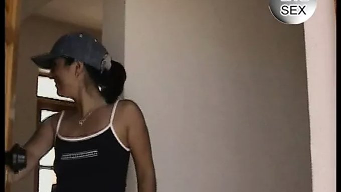 性欲旺盛的少女在被猛烈干之前被舔了她的阴部和屁股