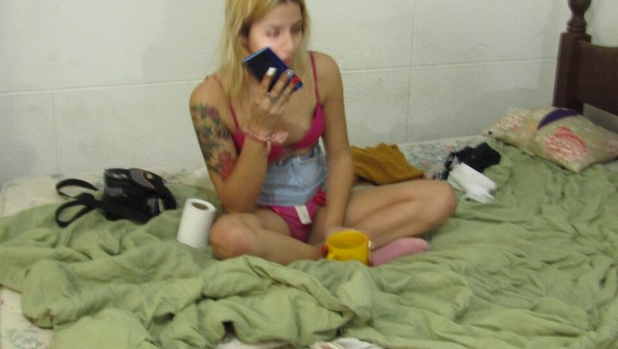 少女继女穿着比基尼和丝袜进行残酷的性爱