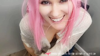 小胸部的少女在镜头前...