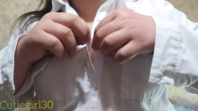 与女友强烈的肛交动作,当她接受一根大鸡巴时