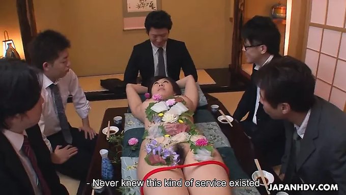 日本女孩享受粗暴的群交并被内射