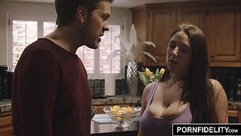 安吉拉·怀特的丰满乳...