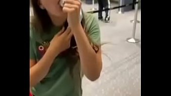 棕发美女在健身房里脱...