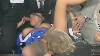 莎拉·扬与大自然乳房...
