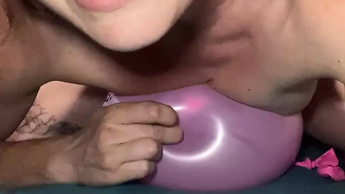 Rachel Wriggler的小胸部像牛仔一样骑着汽球弹跳