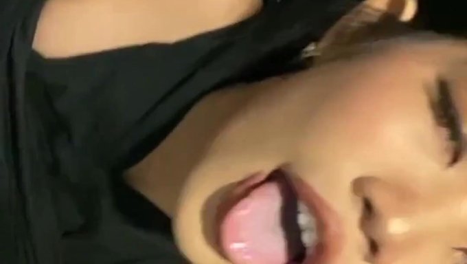 Emma Thai在公共厕所的业余乐趣近距离观看