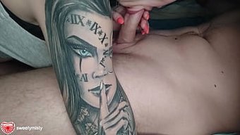 纹身的性感棕发女郎口...