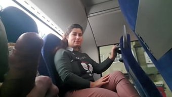 一个大胆的人在公共汽...