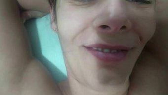 纹身熟女勾引年轻的健...