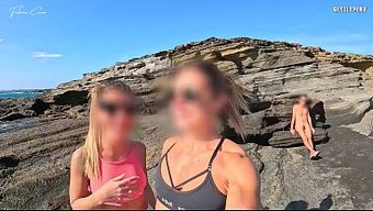 两个身材匀称的女孩,...
