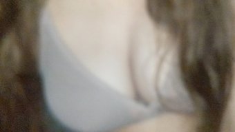 18岁的印度女孩在铁...