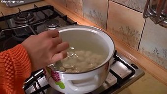 年轻美丽的女孩lui...