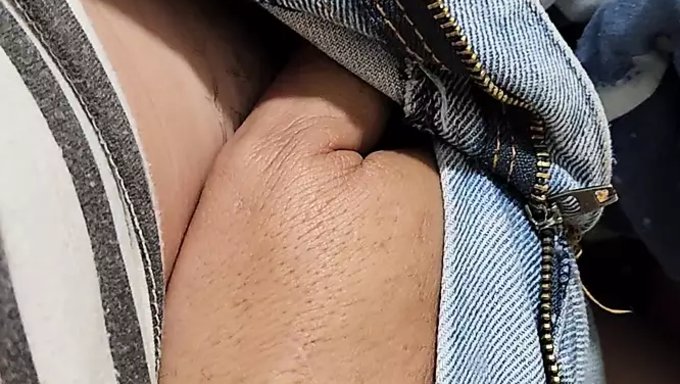 业余妻子穿着牛仔裤用手指自慰