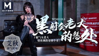 亚洲少女在热辣的三人...