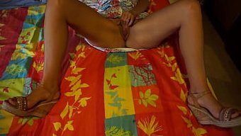 熟女情侣穿着内衣享受自慰