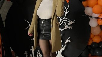 金发少女穿着丝袜和尼...