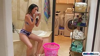 熟女和继女沉迷于禁忌的快感