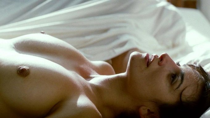 Penelope Cruz的完美身材和天然乳房的名人性爱场景