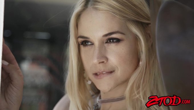 Sarah Vandella在给她的继父口交后受到了惩罚