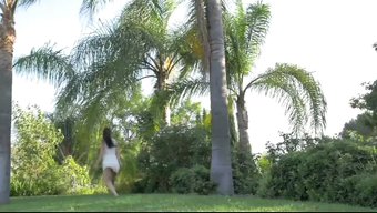 大鸡巴在这个热辣的女...