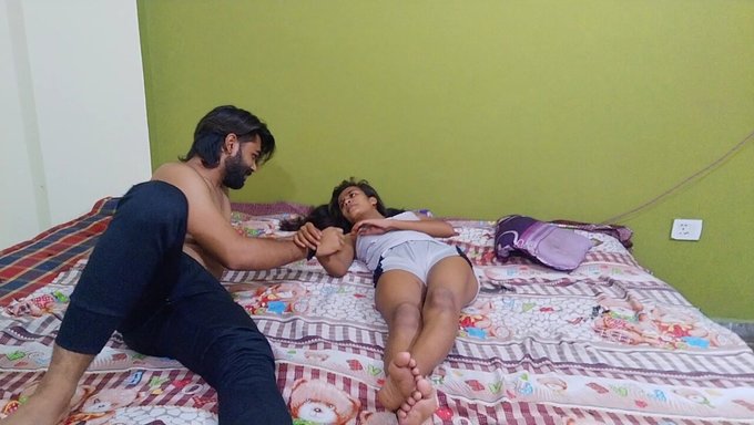 激烈的印度少女在宿舍房间里口交和性交