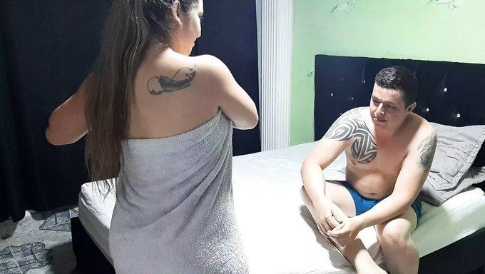 年轻的金发女郎在淋浴间里被舔阴部