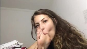 美丽的女孩在行动中的...