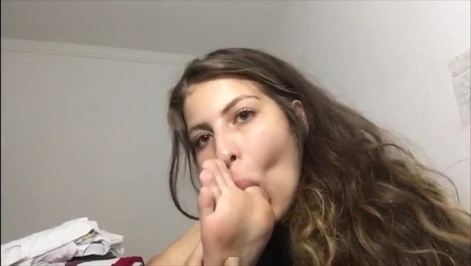美丽的女孩在行动中的自制视频