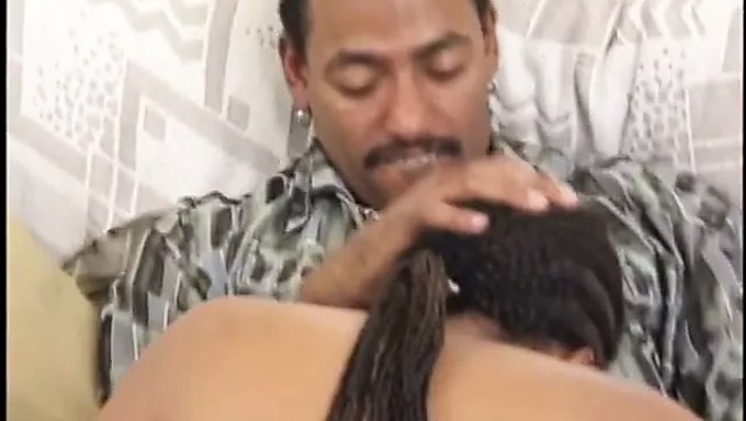 大屁股和纹身的黑人少女被脸部操和被操