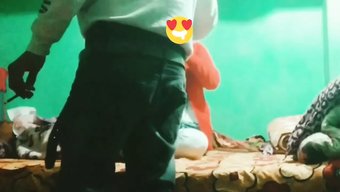 印度夫妇在宿舍房间里...