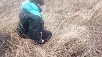 乌克兰少女在公共场合小便