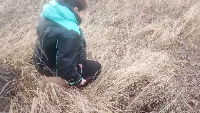 乌克兰少女在公共场合小便