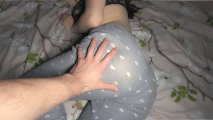 法国少女(18+)在pov中给出诱人的口交