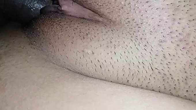 印度成熟女人在床上与她的伴侣进行白天的性活动