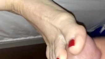 成熟的妻子用脚和粗暴...