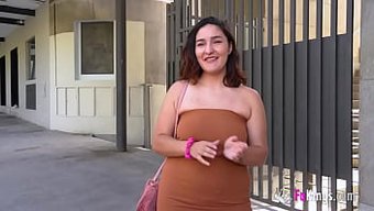 西班牙大学女孩在独奏...