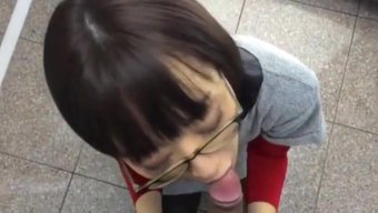 亚洲女孩在公共场合口交