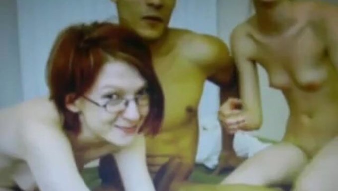一个年轻而有天赋的男人在摄像机前与两个有吸引力的女人进行性活动。