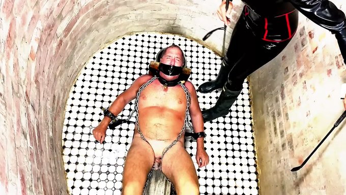 德国小猫在硬核bdsm场景中被鞭打和操