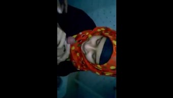 Hijabi女孩自制口交
