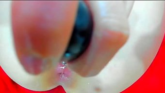 深色头发的继母在铁杆...